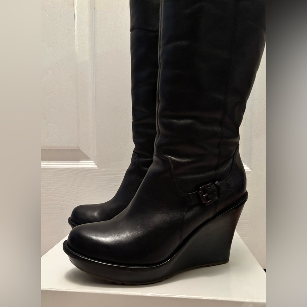 LIKE NEW UGG PLATFORM “BELOW THE KNEE” LEATHER & SHEEPSKIN BOOTS  SZ 8.5 - Picture 3 of 12
